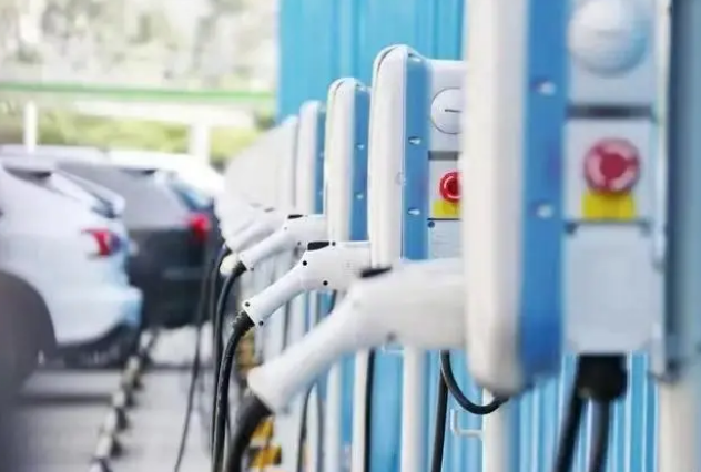 新能源汽车赛道上演“中国速度”：连续七年全球产销第一，核心技术不断突破